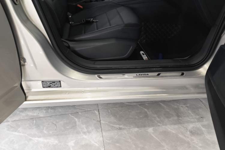 Used Volkswagen Lavida 2019 1.5L Automatic Comfort Edition China VI Standard Right Side Sill