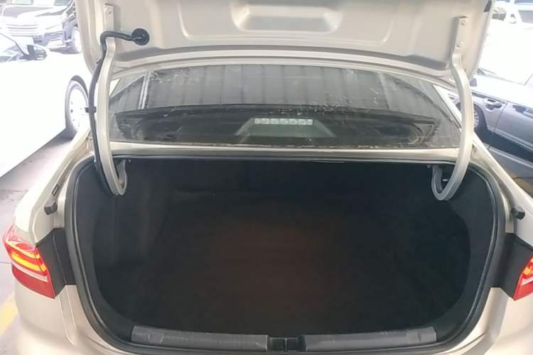 Used Volkswagen Lavida 2019 1.5L Automatic Comfort Edition China VI Standard Trunk