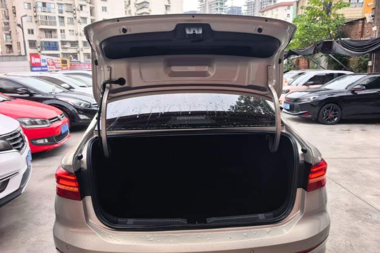 Used Volkswagen Lavida 2019 1.5L Automatic Comfort Edition China VI Standard Trunk