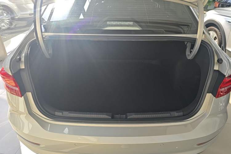 Used Volkswagen Lavida 2019 280TSI DSG Comfort Edition China VI standard Trunk