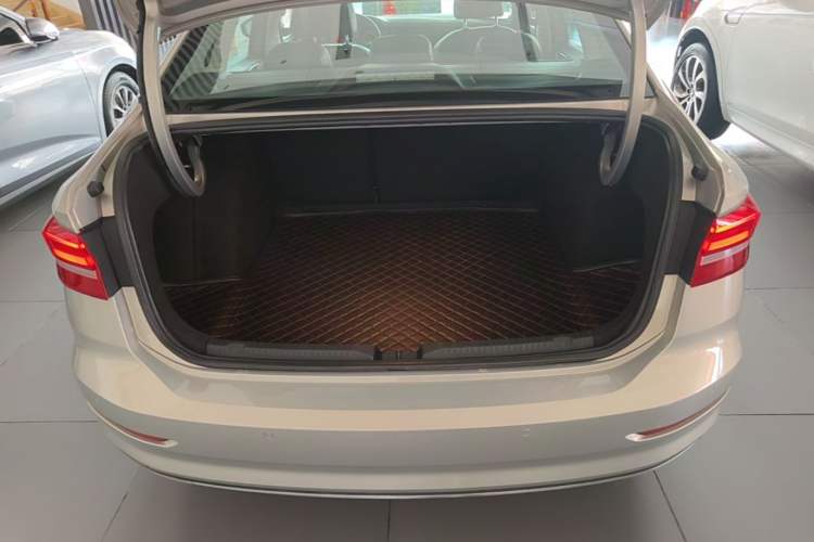 Used Volkswagen Lavida 2019 1.5L Automatic Comfort Edition China VI Standard Trunk
