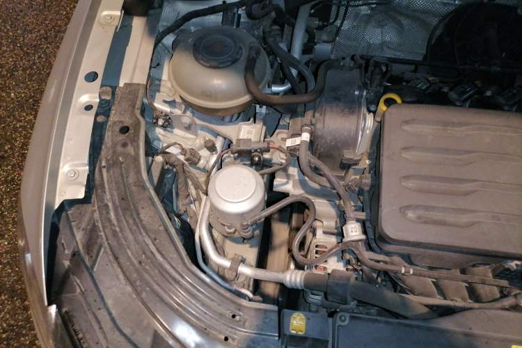 Used Volkswagen Lavida 2019 1.5L Automatic Comfort Edition China VI Standard Engine Bay Right