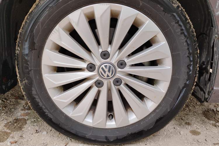 Used Volkswagen Lavida 2019 280TSI DSG Comfort Edition China VI standard Right Front Wheel Hub