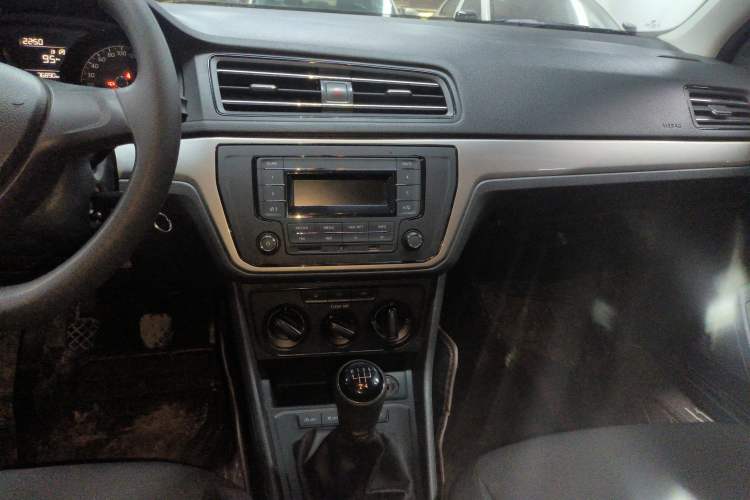 Used Volkswagen Lavida 2019 Lavida Start 1.5L Manual Fashion Edition China VI Standard Audio And AC Panel
