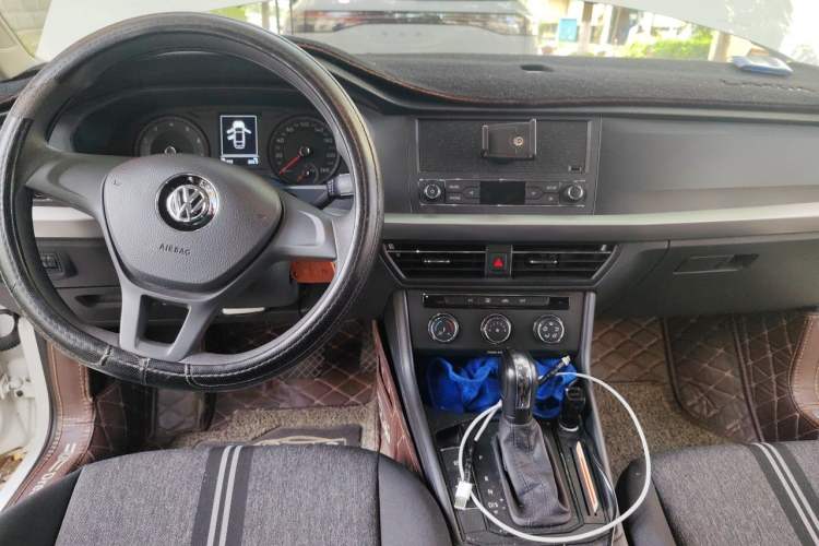 Used Volkswagen Lavida 2019 1.5L Automatic Fashion Edition China VI Center Console