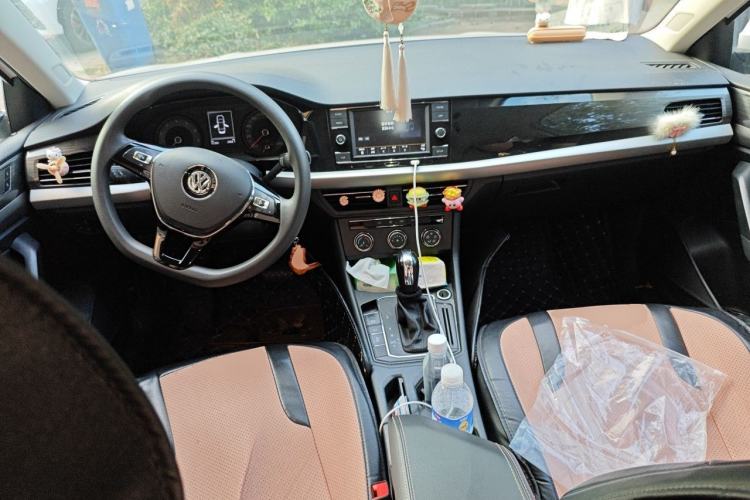 Used Volkswagen Lavida 2019 1.5L Automatic Comfort Edition China VI Standard Center Console