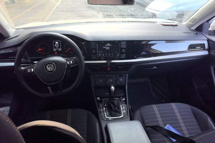 Used Volkswagen Lavida 2019 Hatchback 200TSI DSG Comfort Edition China VI Center Console