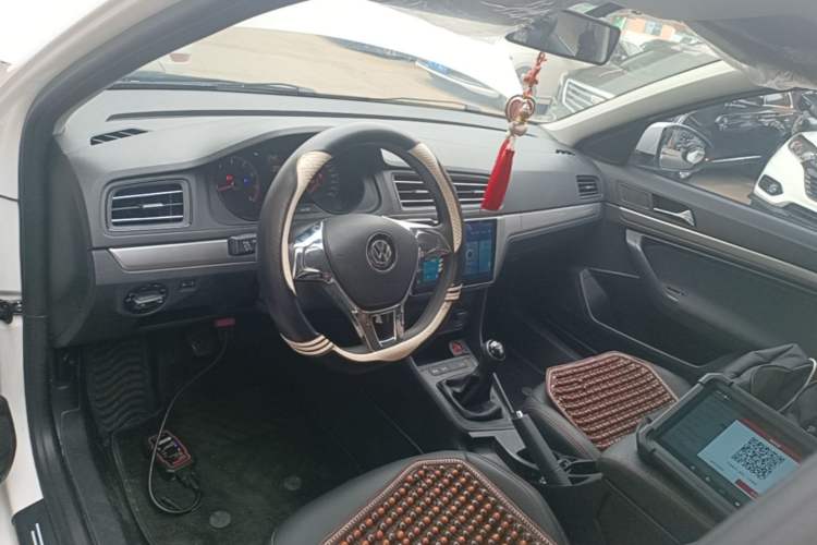 Used Volkswagen Lavida 2019 Lavida Start 1.5L Manual Fashion Edition China VI Standard Center Console