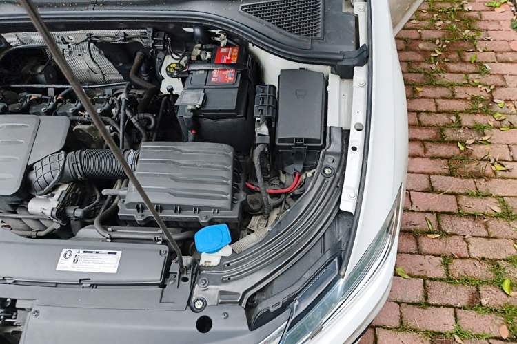 Used Volkswagen Lavida 2019 1.5L Automatic Comfort Edition China VI Standard Engine Bay Left