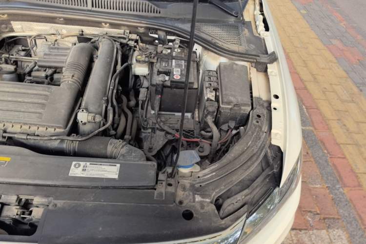 Used Volkswagen Lavida 2019 Hatchback 200TSI DSG Comfort Edition China VI Engine Bay Left