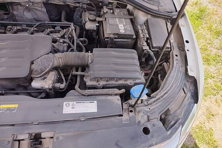 Used Volkswagen Lavida 2019 1.5L Automatic Comfort Edition China VI Standard Engine Bay Left