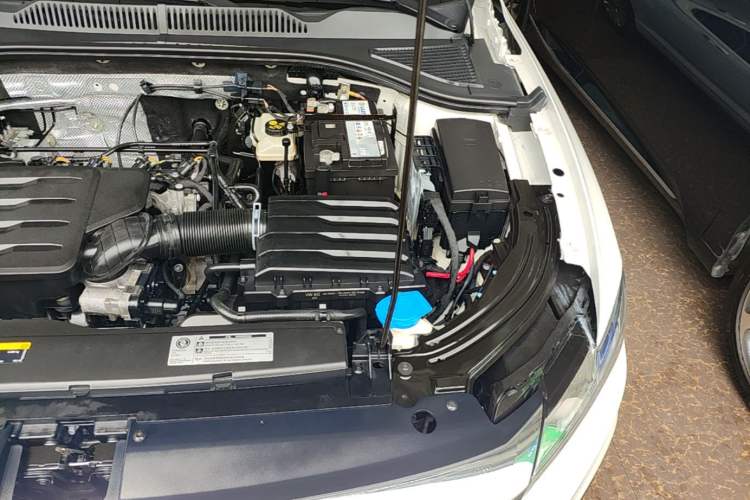 Used Volkswagen Lavida 2019 1.5L Automatic Comfort Edition China VI Standard Engine Bay Left