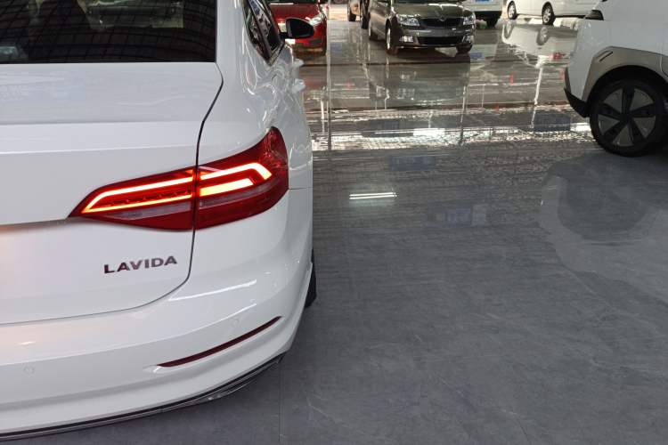Used Volkswagen Lavida 2019 1.5L Automatic Comfort Edition China VI Standard Exterior 3
