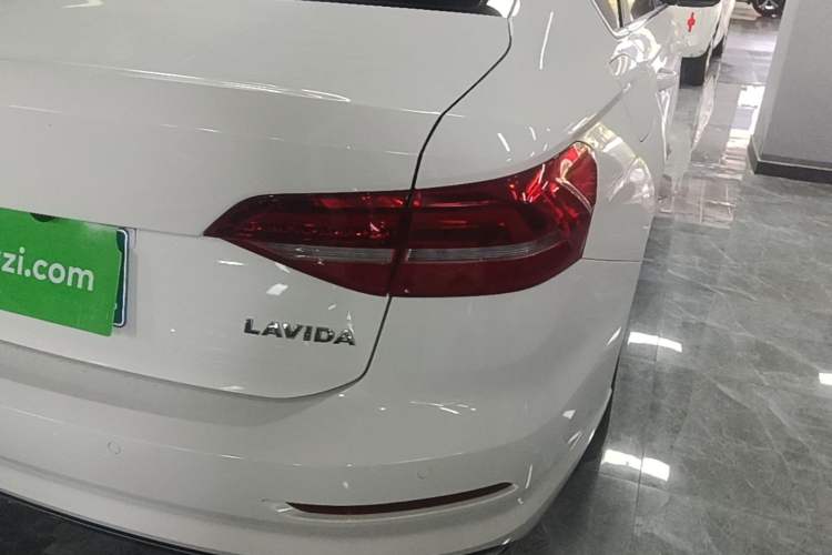 Used Volkswagen Lavida 2019 1.5L Automatic Comfort Edition China VI Standard Exterior 3