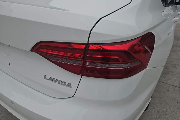 Used Volkswagen Lavida 2019 1.5L Automatic Comfort Edition China VI Standard Exterior 3