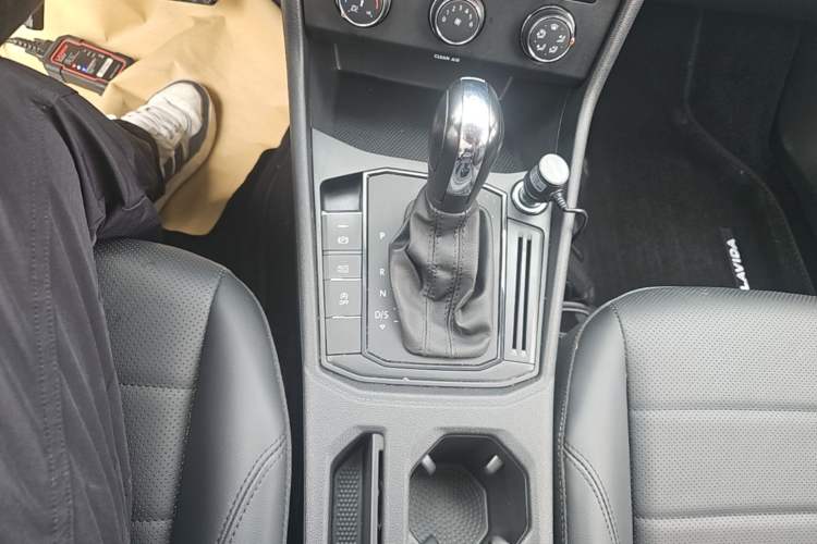 Used Volkswagen Lavida 2019 1.5L Automatic Comfort Edition China VI Standard Gear Lever