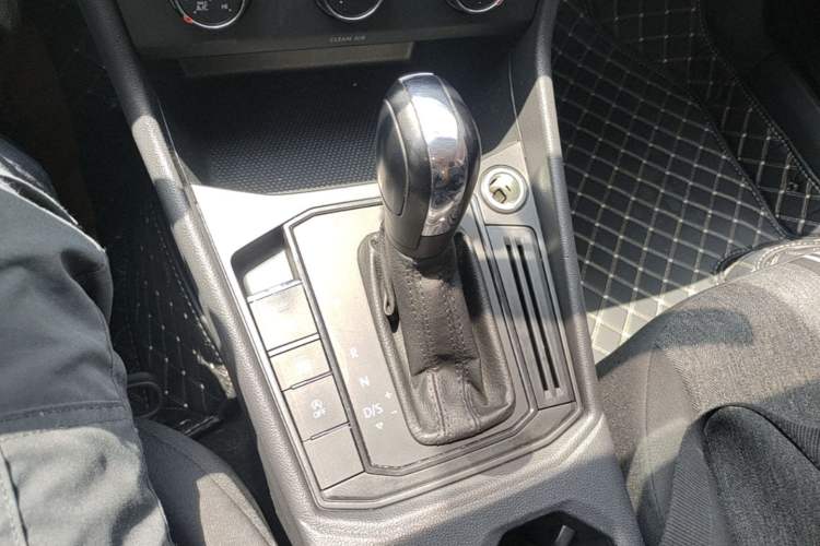 Used Volkswagen Lavida 2019 1.5L Automatic Fashion Edition China VI Gear Lever