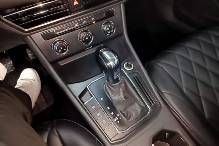 Used Volkswagen Lavida 2019 1.5L Automatic Comfort Edition China VI Standard Gear Lever