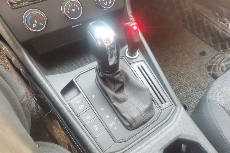 Used Volkswagen Lavida 2019 1.5L Automatic Fashion Edition China VI Gear Lever