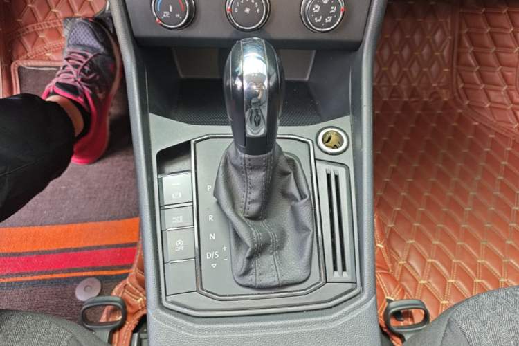 Used Volkswagen Lavida 2019 1.5L Automatic Fashion Edition China VI Gear Lever