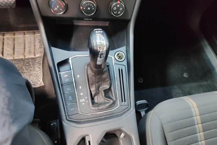 Used Volkswagen Lavida 2019 Hatchback 200TSI DSG Comfort Edition China VI Gear Lever