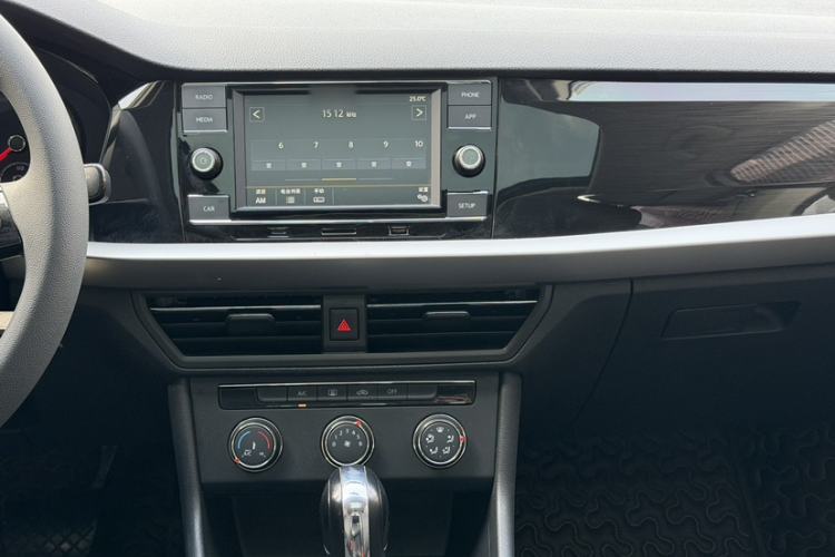 Used Volkswagen Lavida 2019 1.5L Automatic Comfort Edition China VI Standard Interior 4