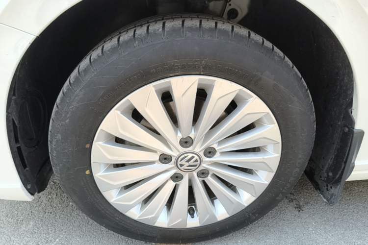 Used Volkswagen Lavida 2019 1.5L Automatic Comfort Edition China VI Standard Left Front Wheel Hub