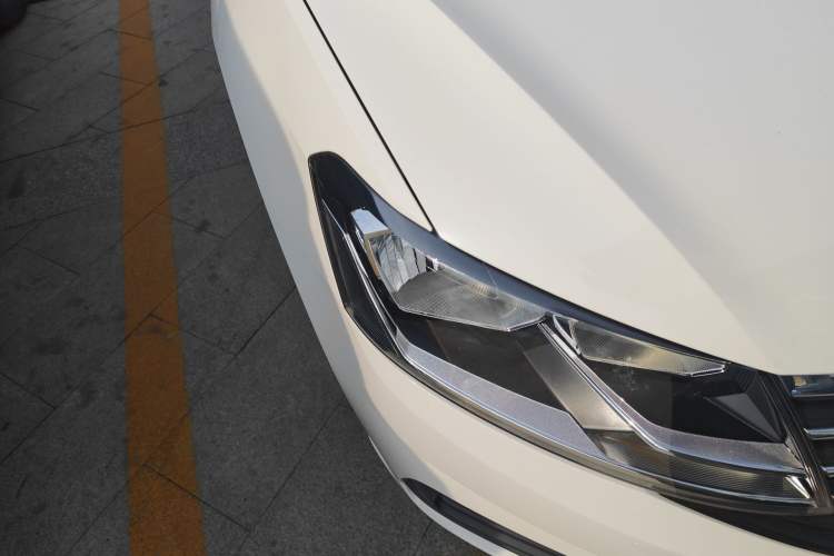 Used Volkswagen Lavida 2019 Lavida Start 1.5L Automatic Trendy Version China VI Standard Right Front Headlight