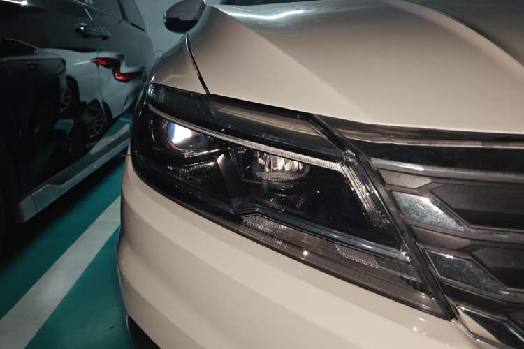 Used Volkswagen Lavida 2019 1.5L Automatic Comfort Edition China VI Standard Right Front Headlight