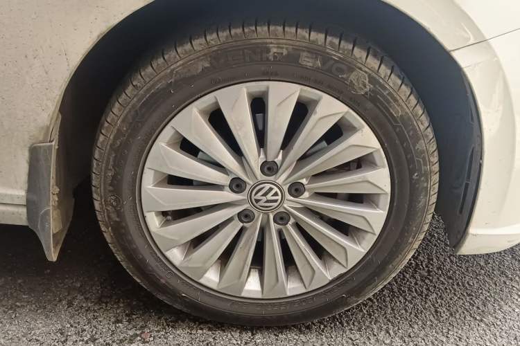 Used Volkswagen Lavida 2019 1.5L Manual Comfort Edition China VI Standard Right Front Wheel Hub