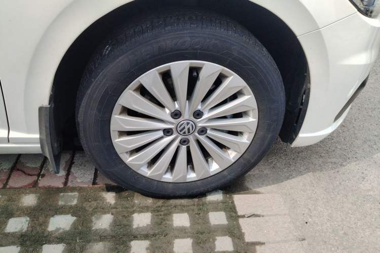 Used Volkswagen Lavida 2019 280TSI DSG Comfort Edition China VI standard Right Front Wheel Hub