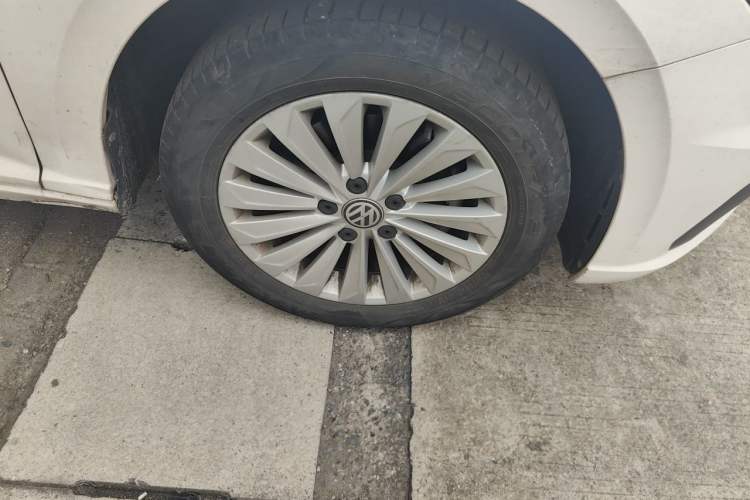 Used Volkswagen Lavida 2019 280TSI DSG Comfort Edition China VI standard Right Front Wheel Hub