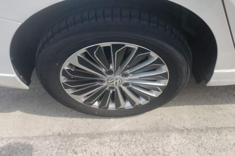 Used Volkswagen Lavida 2019 280TSI DSG Comfort Edition China VI standard Right Rear Wheel Hub