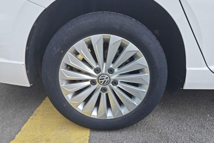 Used Volkswagen Lavida 2019 280TSI DSG Comfort Edition China VI standard Right Rear Wheel Hub