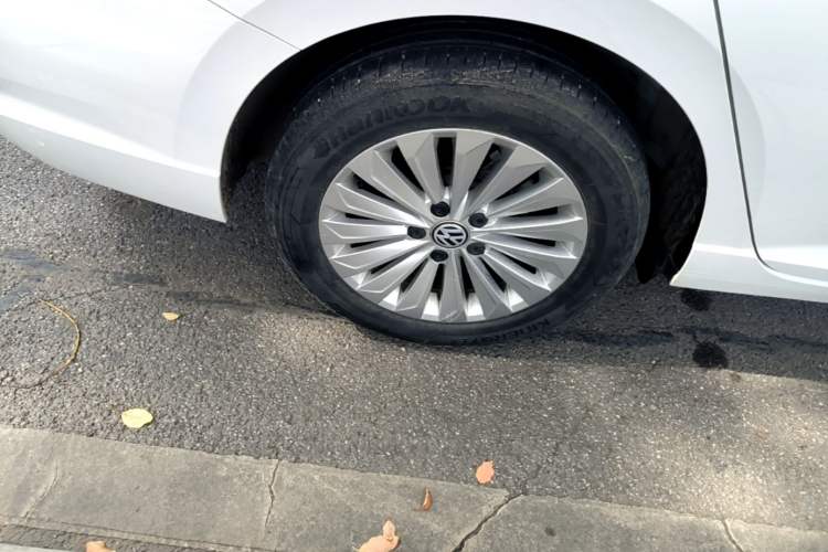 Used Volkswagen Lavida 2019 280TSI DSG Comfort Edition China VI standard Right Rear Wheel Hub