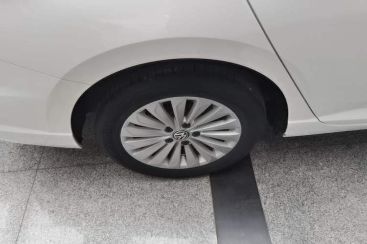 Used Volkswagen Lavida 2019 280TSI DSG Comfort Edition China VI standard Right Rear Wheel Hub