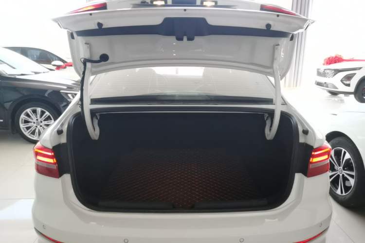 Used Volkswagen Lavida 2019 1.5L Automatic Comfort Edition China VI Standard Trunk