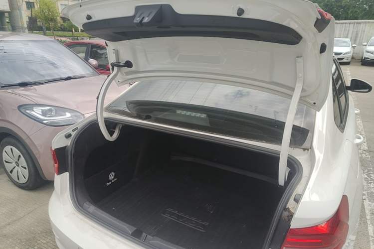 Used Volkswagen Lavida 2019 1.5L Automatic Comfort Edition China VI Standard Trunk