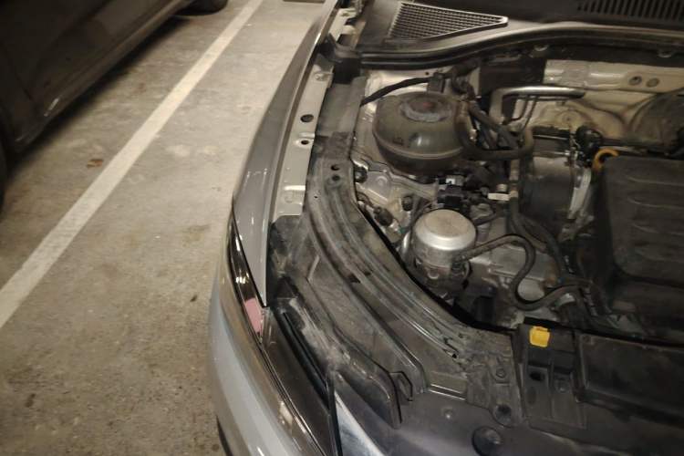 Used Volkswagen Lavida 2019 1.5L Automatic Comfort Edition China VI Standard Engine Bay Right