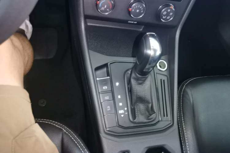 Used Volkswagen Lavida 2019 1.5L Automatic Fashion Edition China VI Gear Lever