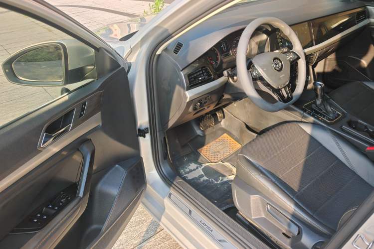 Used Volkswagen Lavida 2019 1.5L Automatic Comfort Edition China VI Standard Interior 6