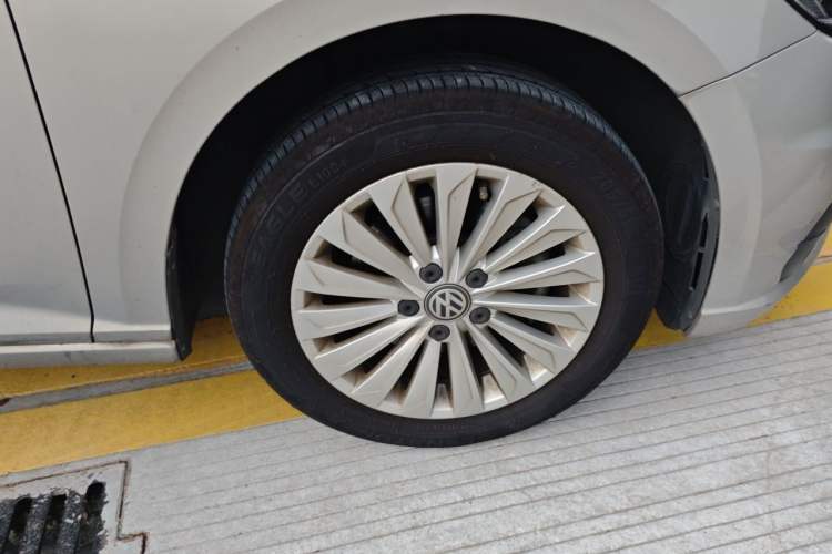 Used Volkswagen Lavida 2019 280TSI DSG Comfort Edition China VI standard Right Front Wheel Hub