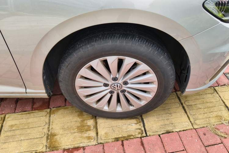 Used Volkswagen Lavida 2019 280TSI DSG Comfort Edition China VI standard Right Front Wheel Hub