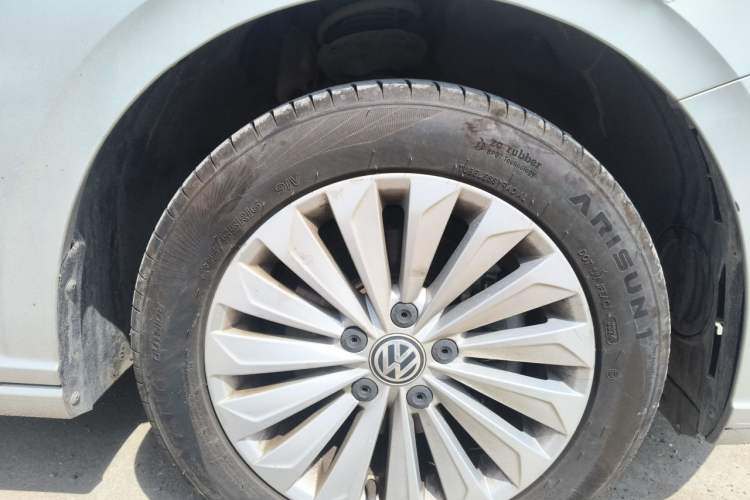 Used Volkswagen Lavida 2019 280TSI DSG Comfort Edition China VI standard Right Front Wheel Hub