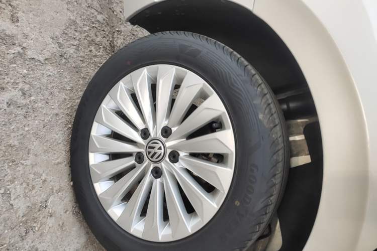 Used Volkswagen Lavida 2019 280TSI DSG Comfort Edition China VI standard Right Rear Wheel Hub