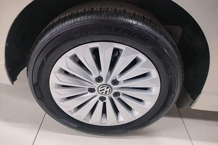 Used Volkswagen Lavida 2019 280TSI DSG Comfort Edition China VI standard Right Rear Wheel Hub