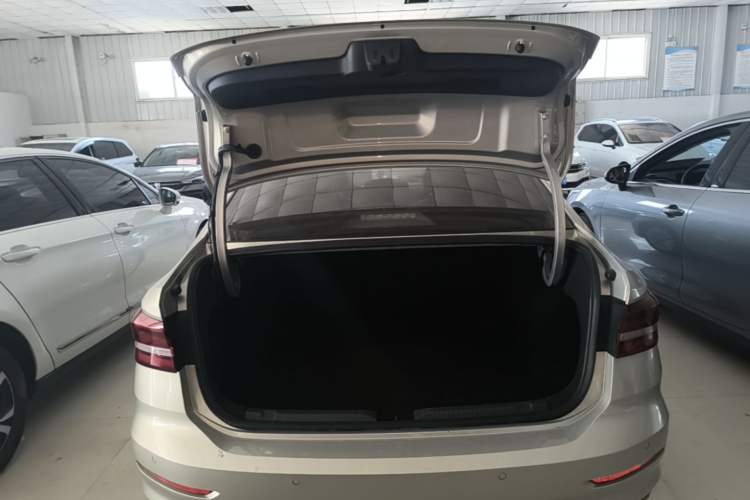 Used Volkswagen Lavida 2019 1.5L Automatic Comfort Edition China VI Standard Trunk