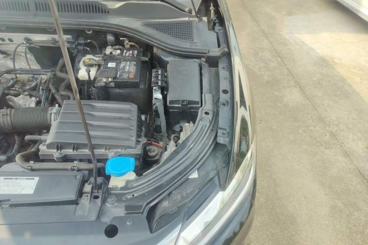 Used Volkswagen Lavida 2021 1.5L Automatic Fashion Edition Engine Bay Left
