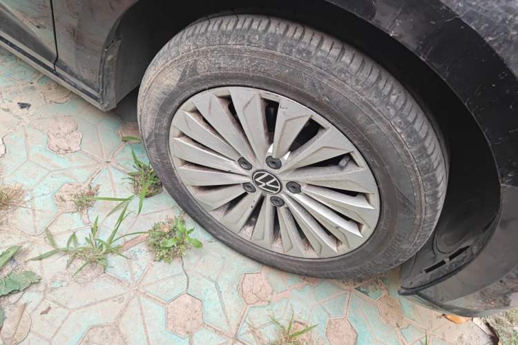 Used Volkswagen Lavida 2021 1.5L Automatic Comfort Edition Right Front Wheel Hub
