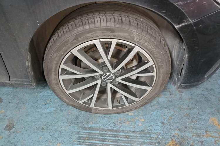 Used Volkswagen Lavida 2021 280TSI DSG Luxury Edition Right Front Wheel Hub